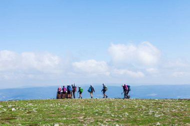 Duruşmada yürüyen bir grup yürüyüşçü