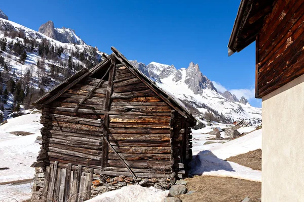 法国阿尔卑斯山的小木屋 — 图库照片