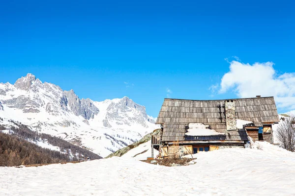 法国阿尔卑斯山的小木屋 — 图库照片