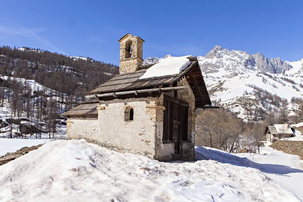 Pequena Capela Uma Paisagem Nevada — Fotografia de Stock