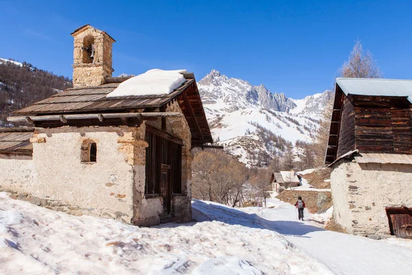 Piccola Cappella Paesaggio Innevato — Foto Stock