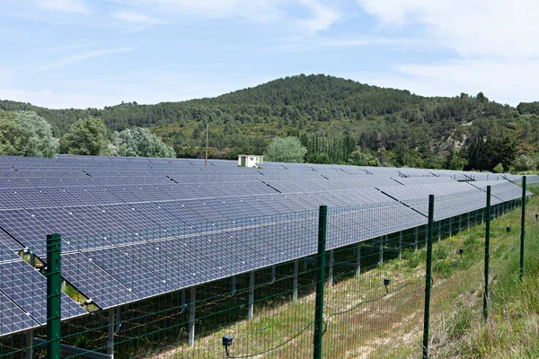 フランス南部の太陽光発電所は — ストック写真