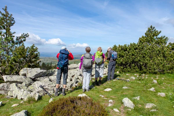 Hikers Looking Landscape — Stock Photo, Image