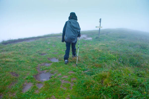 Femme Marchant Dans Brume — Photo