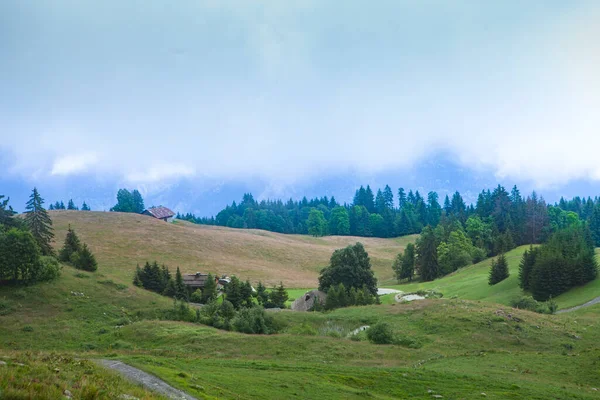 法国阿尔卑斯山中的茅屋 — 图库照片