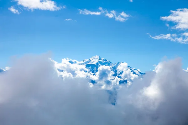 高山和云彩 — 图库照片