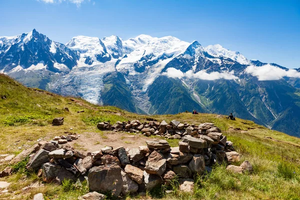 法国阿尔卑斯山中的徒步者 — 图库照片