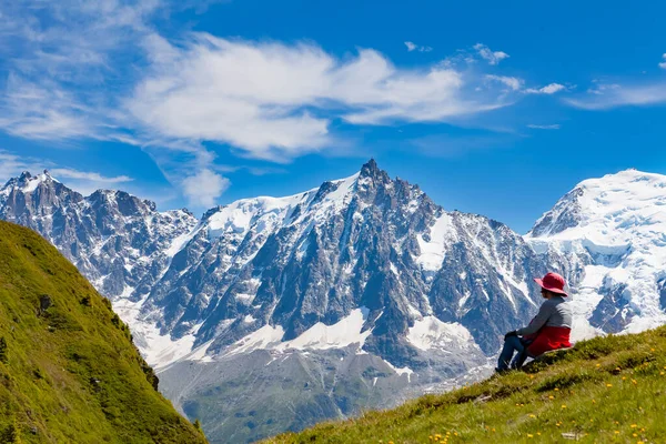 Mujer Mirando Las Montañas — Foto de Stock