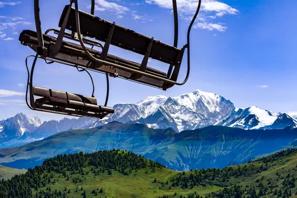 法国阿尔卑斯山的滑雪缆车 — 图库照片