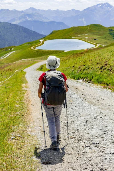 Жінка Ходить Альпах — стокове фото