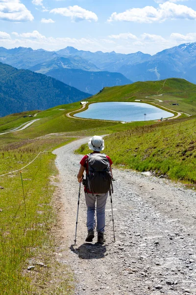 Γυναίκα Που Περπατούσε Στις Άλπεις — Φωτογραφία Αρχείου
