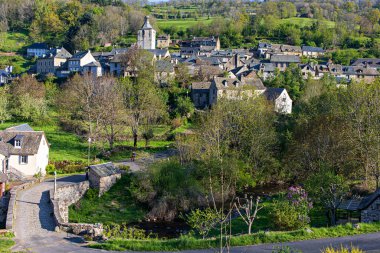 Espalion yakınlarında uzak bir köy