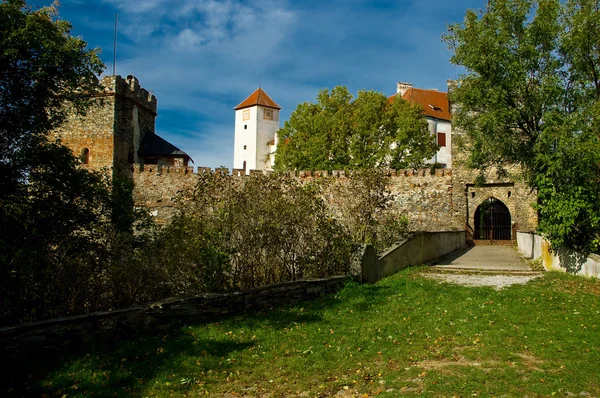 Cancello d'ingresso con ponte levatoio nel castello Bíttov . Foto Stock