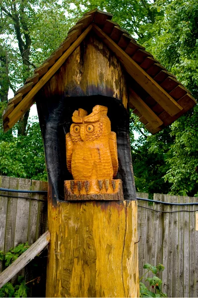 Het houten standbeeld van een uil. — Stockfoto