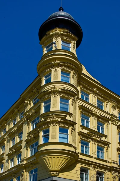 I hörnet av en historisk byggnad i Brno. — Stockfoto