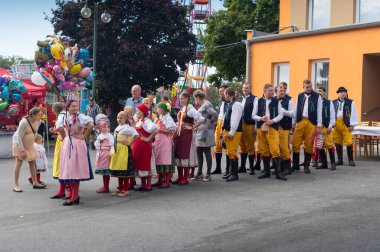 Ziyafet. Geleneksel kostümlü, şarkıları ve dansları olan halk festivali. Tarih 26.9.2021, Sosuvka köyü, Güney Moravya, Çek Cumhuriyeti.