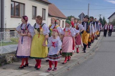Ziyafet. Geleneksel kostümlü, şarkıları ve dansları olan halk festivali. Tarih 26.9.2021, Sosuvka köyü, Güney Moravya, Çek Cumhuriyeti.