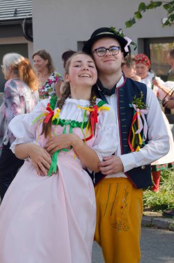 Ziyafet. Geleneksel kostümlü, şarkıları ve dansları olan halk festivali. Tarih 26.9.2021, Sosuvka köyü, Güney Moravya, Çek Cumhuriyeti.