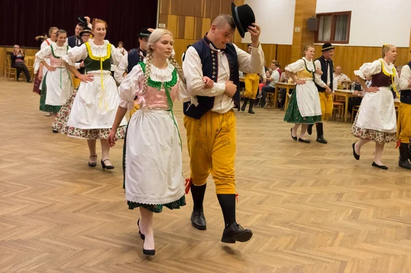 Juhlitaan Folk Festivaali Perinteisissä Puvuissa Lauluja Tansseja Date 2021 Kylä — kuvapankkivalokuva
