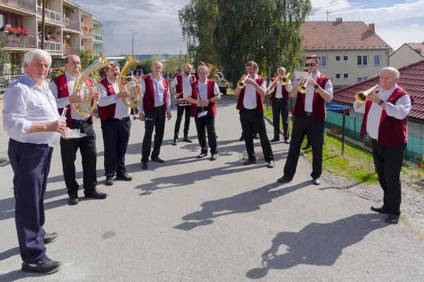 Ziyafet. Geleneksel kostümlü, şarkıları ve dansları olan halk festivali. Tarih 26.9.2021, Sosuvka köyü, Güney Moravya, Çek Cumhuriyeti.