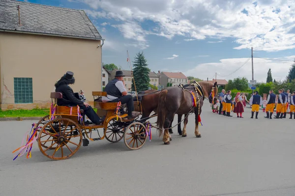 ごちそうだ 歌や踊りと伝統的な衣装の民俗祭り 日付26 2021 村South Moravia Czech Republic ロイヤリティフリーのストック写真