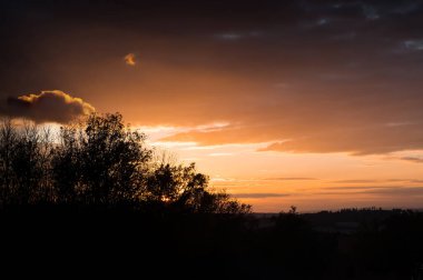 Gökyüzü manzarası. Fırtına bulutları. Çeşitli kullanımlar için arkaplan.