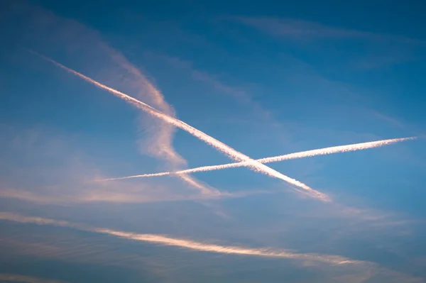 Vista Del Cielo Rastros Aviones Antecedentes Para Diversos Usos — Foto de Stock