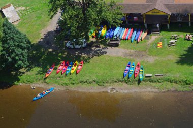 Nehirde kayıklar. Yağmurdan sonra su bulutlu..