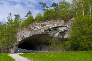 Güney Moravya 'da, Çek Cumhuriyeti' nin Moravya karst mağarasında Kulna mağarası. Önemli paleontolojik alan.