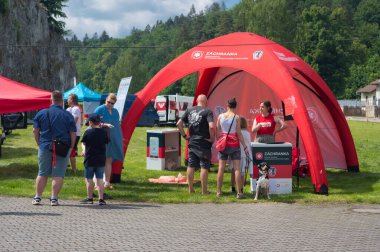 Bir saniye bile yeme. Motosikletliler için önleyici güvenlik etkinlikleri. 2004 Haziran 2022 tarihli buluşma yeri Sloup, Güney Moravya, Çek Cumhuriyeti. Bu etkinliğe trafik polisi, itfaiyeciler ve sağlık görevlileri katılsın.