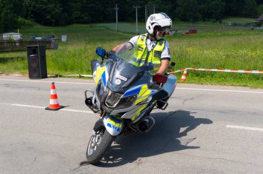 Bir saniye bile yeme. Motosikletliler için önleyici güvenlik etkinlikleri. 2004 Haziran 2022 tarihli buluşma yeri Sloup, Güney Moravya, Çek Cumhuriyeti. Bu etkinliğe trafik polisi, itfaiyeciler ve sağlık görevlileri katılsın.