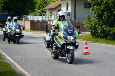 Bir saniye bile yeme. Motosikletliler için önleyici güvenlik etkinlikleri. 2004 Haziran 2022 tarihli buluşma yeri Sloup, Güney Moravya, Çek Cumhuriyeti. Bu etkinliğe trafik polisi, itfaiyeciler ve sağlık görevlileri katılsın.