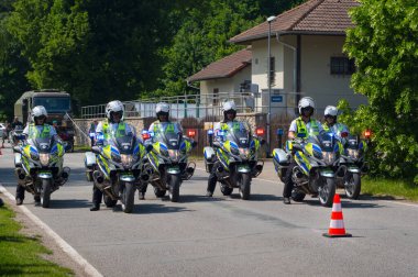 Bir saniye bile yeme. Motosikletliler için önleyici güvenlik etkinlikleri. 2004 Haziran 2022 tarihli buluşma yeri Sloup, Güney Moravya, Çek Cumhuriyeti. Bu etkinliğe trafik polisi, itfaiyeciler ve sağlık görevlileri katılsın.