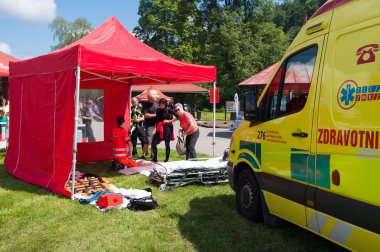Bir saniye bile yeme. Motosikletliler için önleyici güvenlik etkinlikleri. 2004 Haziran 2022 tarihli buluşma yeri Sloup, Güney Moravya, Çek Cumhuriyeti. Bu etkinliğe trafik polisi, itfaiyeciler ve sağlık görevlileri katılsın.