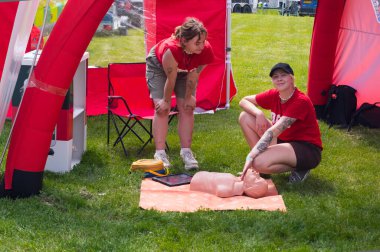Bir saniye bile yeme. Motosikletliler için önleyici güvenlik etkinlikleri. 2004 Haziran 2022 tarihli buluşma yeri Sloup, Güney Moravya, Çek Cumhuriyeti. Bu etkinliğe trafik polisi, itfaiyeciler ve sağlık görevlileri katılsın.