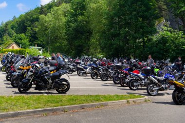 Bir saniye bile yeme. Motosikletliler için önleyici güvenlik etkinlikleri. 2004 Haziran 2022 tarihli buluşma yeri Sloup, Güney Moravya, Çek Cumhuriyeti. Bu etkinliğe trafik polisi, itfaiyeciler ve sağlık görevlileri katılsın.