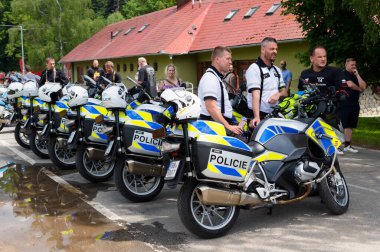 Bir saniye bile yeme. Motosikletliler için önleyici güvenlik etkinlikleri. 2004 Haziran 2022 tarihli buluşma yeri Sloup, Güney Moravya, Çek Cumhuriyeti. Bu etkinliğe trafik polisi, itfaiyeciler ve sağlık görevlileri katılsın.