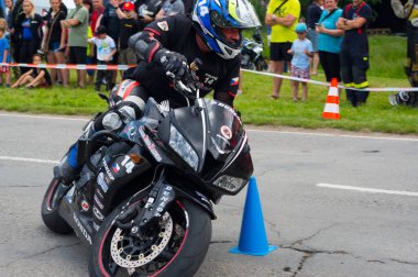 Bir saniye bile yeme. Motosikletliler için önleyici güvenlik etkinlikleri. 2004 Haziran 2022 tarihli buluşma yeri Sloup, Güney Moravya, Çek Cumhuriyeti. Bu etkinliğe trafik polisi, itfaiyeciler ve sağlık görevlileri katılsın.