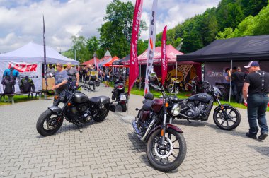 Bir saniye bile yeme. Motosikletliler için önleyici güvenlik etkinlikleri. 2004 Haziran 2022 tarihli buluşma yeri Sloup, Güney Moravya, Çek Cumhuriyeti. Bu etkinliğe trafik polisi, itfaiyeciler ve sağlık görevlileri katılsın.