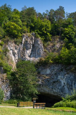 Çek Cumhuriyeti 'nin önemli karst bölgesi Moravian Karst. Önemli paleontoloji alanları ve turistik alanlar. Sloup-Sosuvka mağaralarına giriş kapısı.