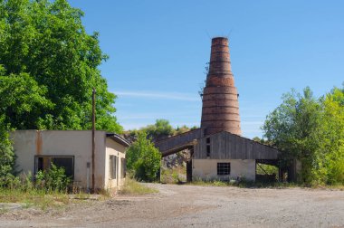 Mala Dohoda adında eski bir dökümcü. Kireç taşından yapılmış bir yer. Teknik bir anıt. Ostrov u Macochy köyü, Güney Moravya, Çek Cumhuriyeti.