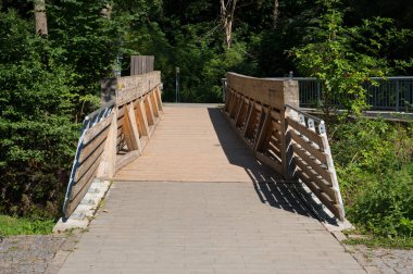 Nehrin üzerindeki tahta köprü. Su parkurunu geçmek için bir aygıt.