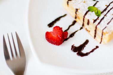 Limonlu pasta tatlı çilek, gurme gıda ile