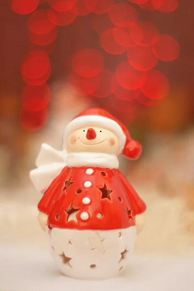 Decoración navideña, muñecos de nieve vestidos de Papá Noel y luz roja —  Fotos de Stock