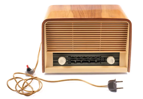 Oude radio, met 60 jaar van de vorige eeuw, op een witte achtergrond — Stockfoto