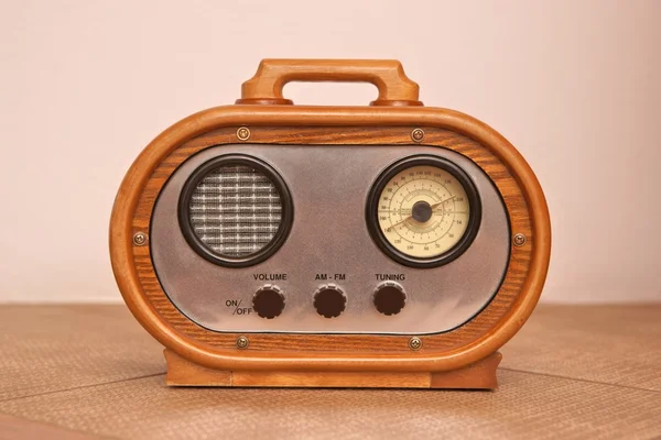 Radio, een moderne replica van een oude radio — Stockfoto