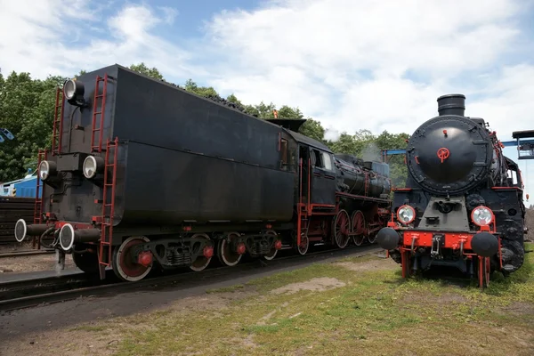 Железные дороги, локомотивы, стоящие на железнодорожной стороне — стоковое фото