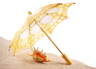 Shell Kum, beyaz arka plan üzerinde bir şemsiye altında