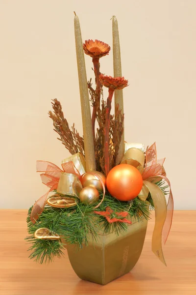 Decorazione natalizia, copricapo festivo sul tavolo — Foto Stock