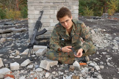 genç, bıçak ve tüfek, savaş giysili oğlan yumuşak silah hava